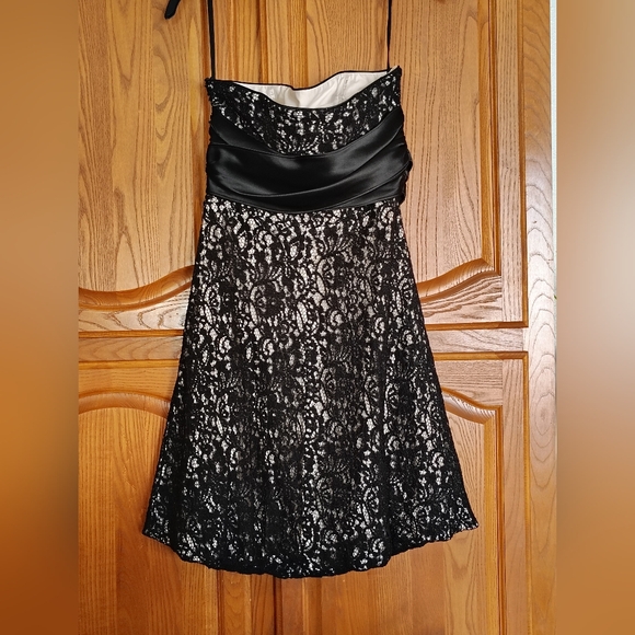 White House Black Market Strapless Dress with Black Lace - Picture 7 of 7